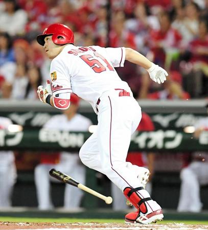 ４回広島、１死一塁、適時二塁打を放つ広島・鈴木誠也打＝マツダスタジアム（撮影・飯室逸平）