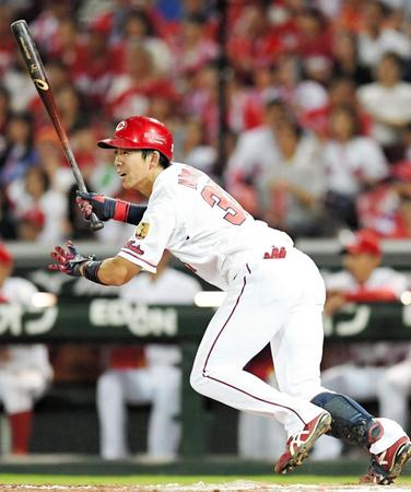 ７回広島、２死二、三塁、２点タイムリーを放つ広島・野間峻祥＝マツダスタジアム（撮影・飯室逸平）