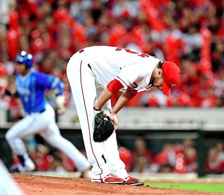 　７回、ロペスに２点二塁打を打たれ、うなだれるジョンソン