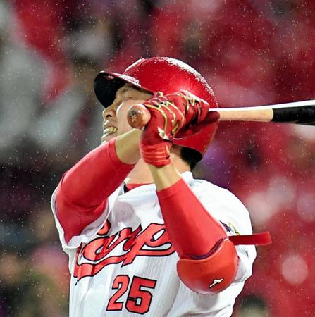 ６回、フルスイングも空振り三振に倒れ、悔しさに顔をしかめる広島・新井貴浩＝マツダスタジアム（撮影・飯室逸平）