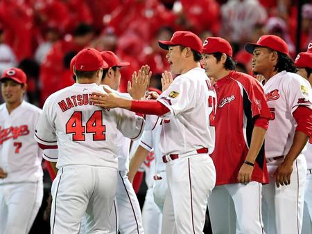 勝利を喜ぶ新井（中央）らカープナイン