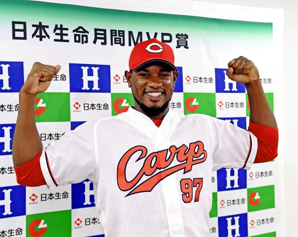 　８月の日本生命月間ＭＶＰを受賞し、笑顔を見せるフランスア（撮影・飯室逸平）