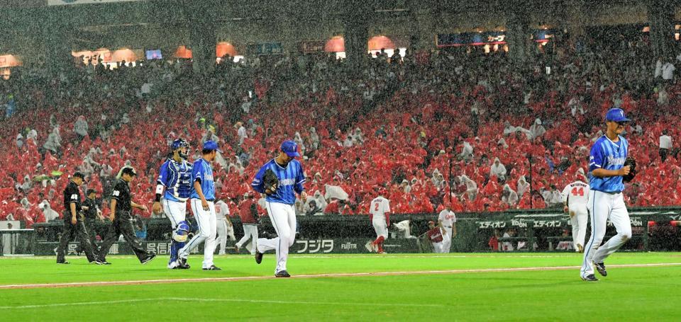４回、激しくなったの雨で中断となりベンチへ戻るＤｅＮＡナイン＝マツダスタジアム（撮影・飯室逸平）
