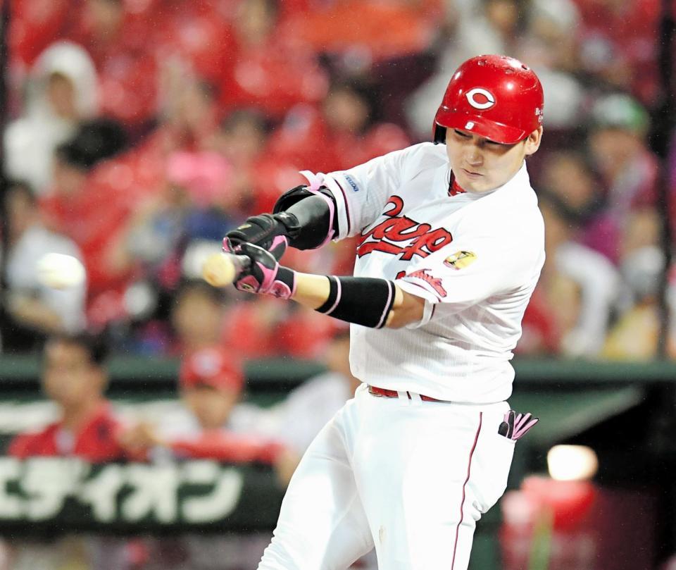 ７回、勝ち越しタイムリーを放つ広島・丸佳浩＝マツダスタジアム（撮影・飯室逸平）