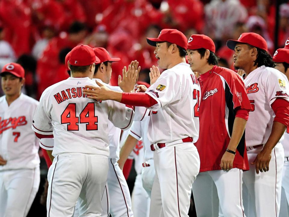 勝利を喜ぶ新井（中央）らカープナイン