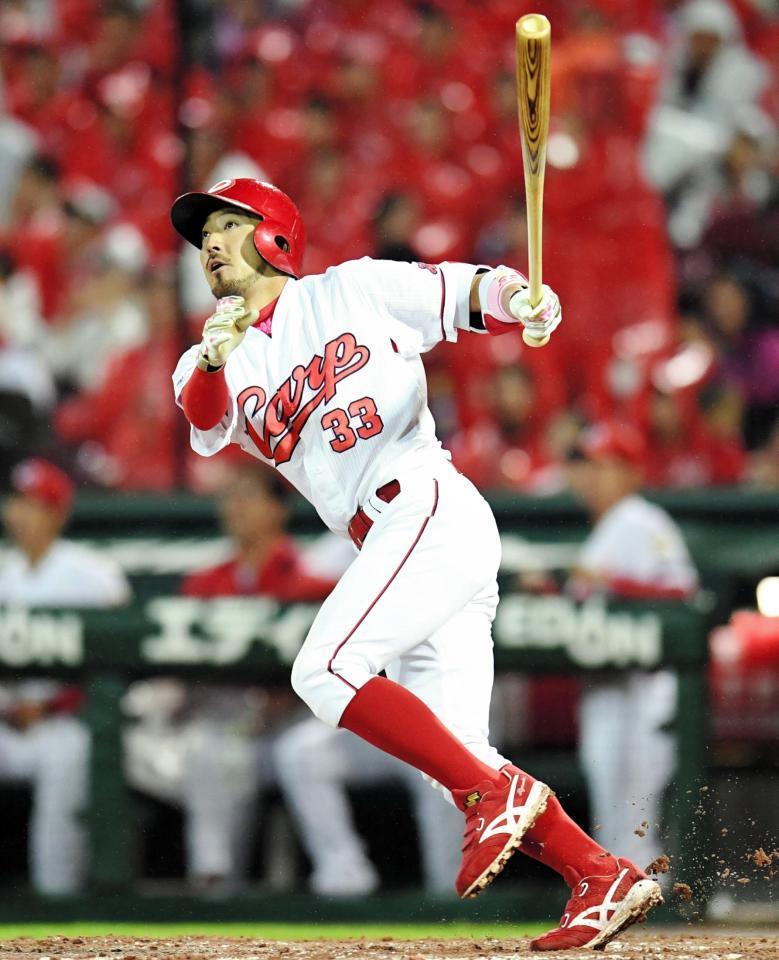 ５回、左越えに同点ソロを放つ・菊池