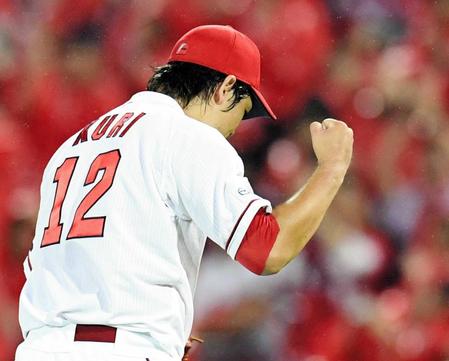 　６回、ピンチをしのぎガッツポーズを見せる九里（撮影・飯室逸平）