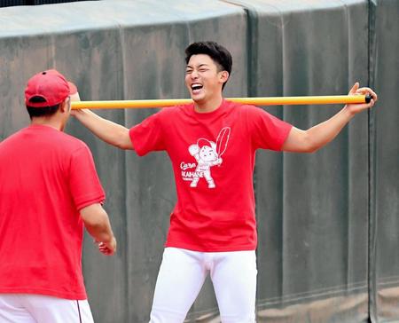 １軍に合流し笑顔で練習に汗を流す広島・中村祐太＝マツダスタジアム（撮影・飯室逸平）