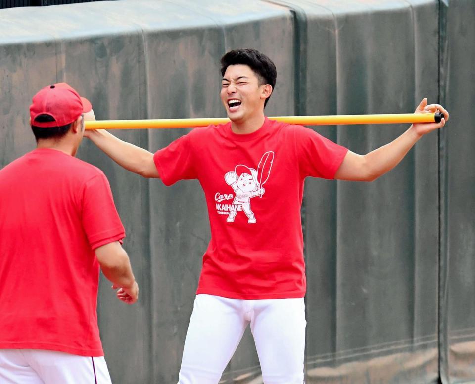 １軍に合流し笑顔で練習に汗を流す広島・中村祐太＝マツダスタジアム（撮影・飯室逸平）