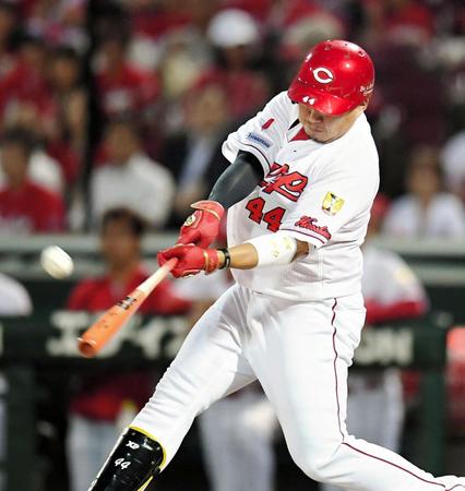 １回、先制ソロを放つ松山（撮影・飯室逸平）