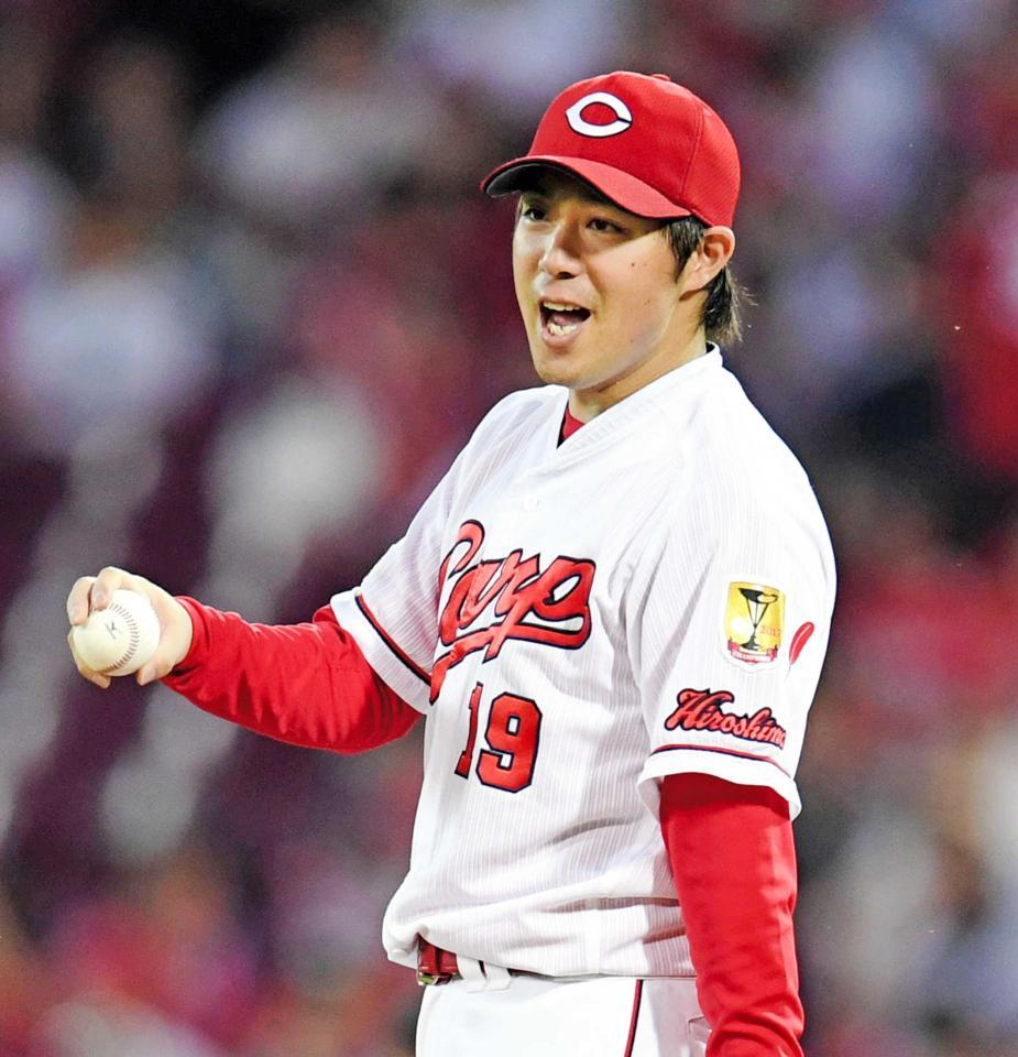 ２回、好守を見せた三塁手・西川に声をかける野村　　