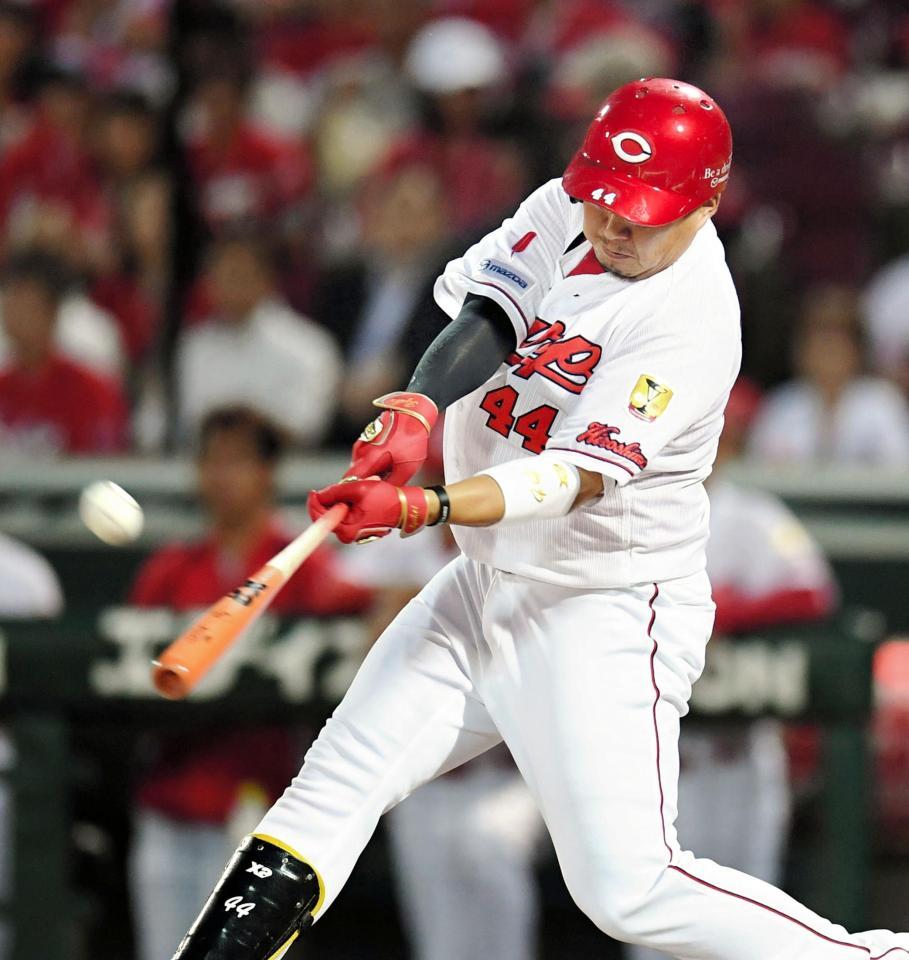 １回、先制ソロを放つ松山（撮影・飯室逸平）