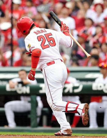 ６回広島、１死二、三塁、一飛に倒れる広島・新井＝マツダスタジアム（撮影・飯室逸平）