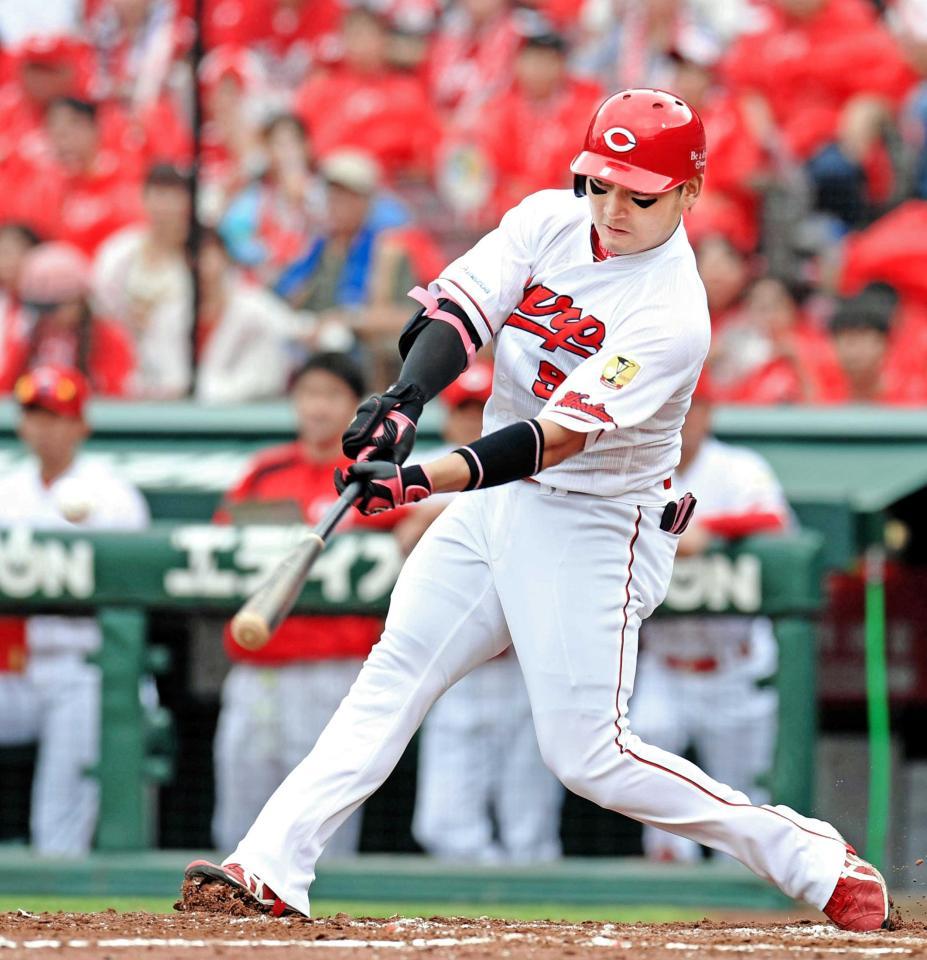 　４回、追撃の３６号３ランを放つ丸（撮影・飯室逸平）