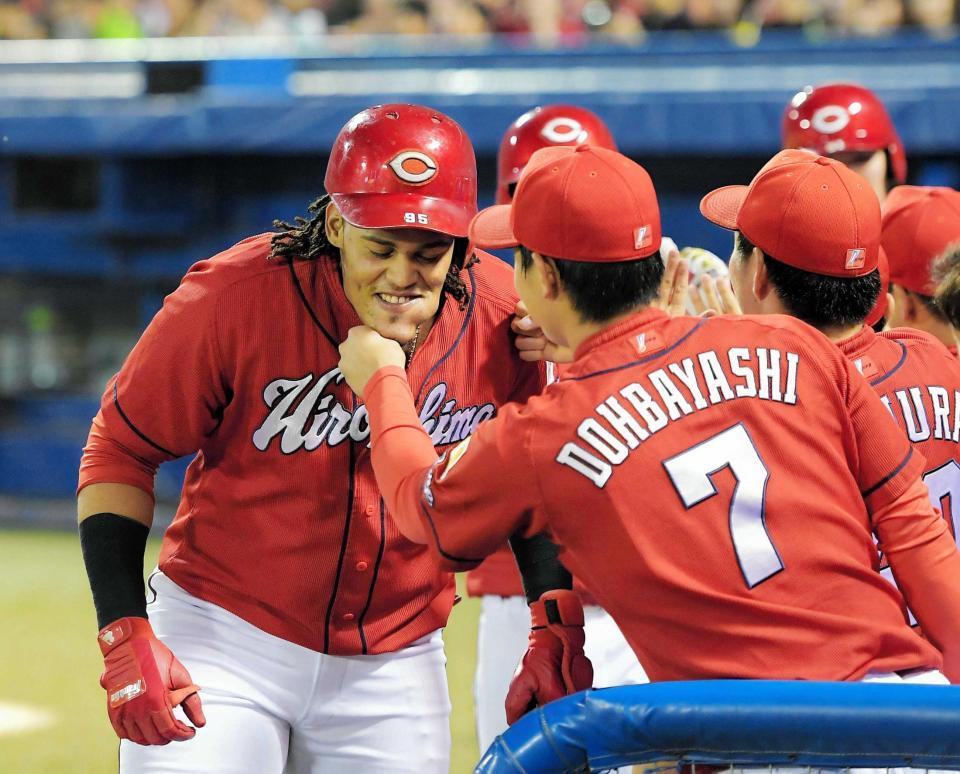 　１回、３ランを放ったバティスタはアゴタッチで迎えられる（撮影・堀内翔）