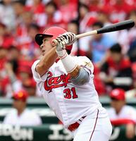 ２回広島、無死一塁、先制タイムリー二塁打を放つ広島・石原慶幸＝マツダスタジアム（撮影・飯室逸平）