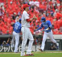 ３回、ＤｅＮＡ・ソトに逆転となる３ランを浴びた広島　クリス・ジョンソン＝マツダスタジアム（撮影・北村雅宏）