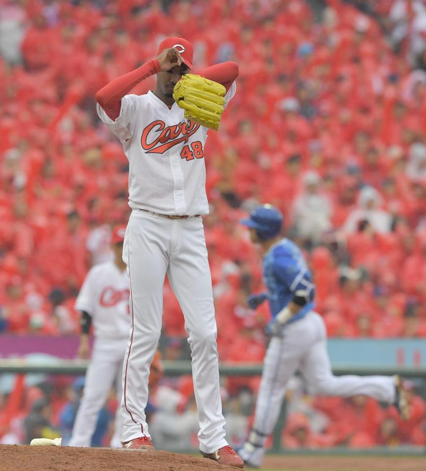 ７回、ＤｅＮＡ・ソトに２ランを浴びる広島・アドゥワ誠＝マツダスタジアム（撮影・北村雅宏）