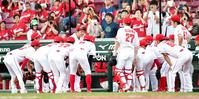 試合前に円陣を組む広島ナイン＝マツダスタジアム（撮影・飯室逸平）