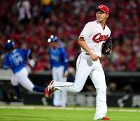 　５回、追加点を許しベースカバーに走る中村祐（撮影・飯室逸平）