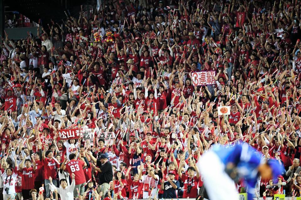　盛り上がるマツダスタジアムの広島ファン（撮影・飯室逸平）