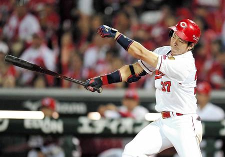 ５回、タイムリー三塁打を放つ広島・野間峻祥＝マツダスタジアム（撮影・飯室逸平）