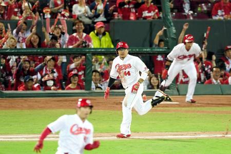 １回広島１死一、二塁、中へ適時二塁打を放つ広島・松山竜平＝マツダスタジアム（撮影・田中太一）