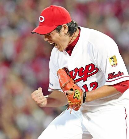 ４回、１死満塁のピンチで雄平を併殺に斬り、雄叫びをあげる九里（撮影・飯室逸平）