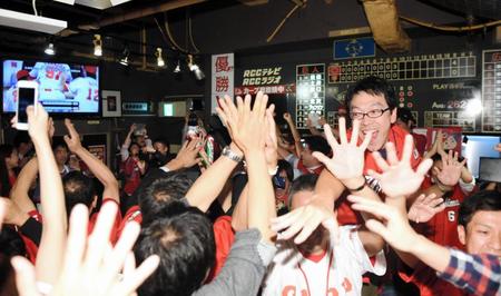 広島優勝の瞬間、喜びを爆発させるファン＝東京・広島お好み焼きＢig-Ｐig神田カープ本店（撮影・開出牧）