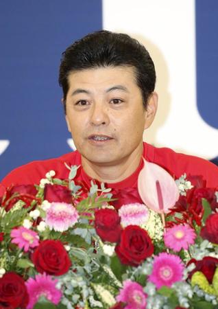 　３年連続９度目のセ・リーグ優勝を決め、記者会見する広島・緒方監督＝マツダ