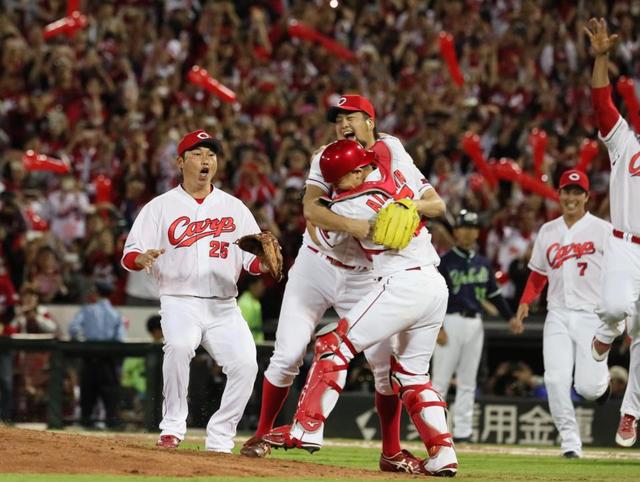 中崎 45年ぶりの快挙 3年連続胴上げ投手/カープ/デイリースポーツ