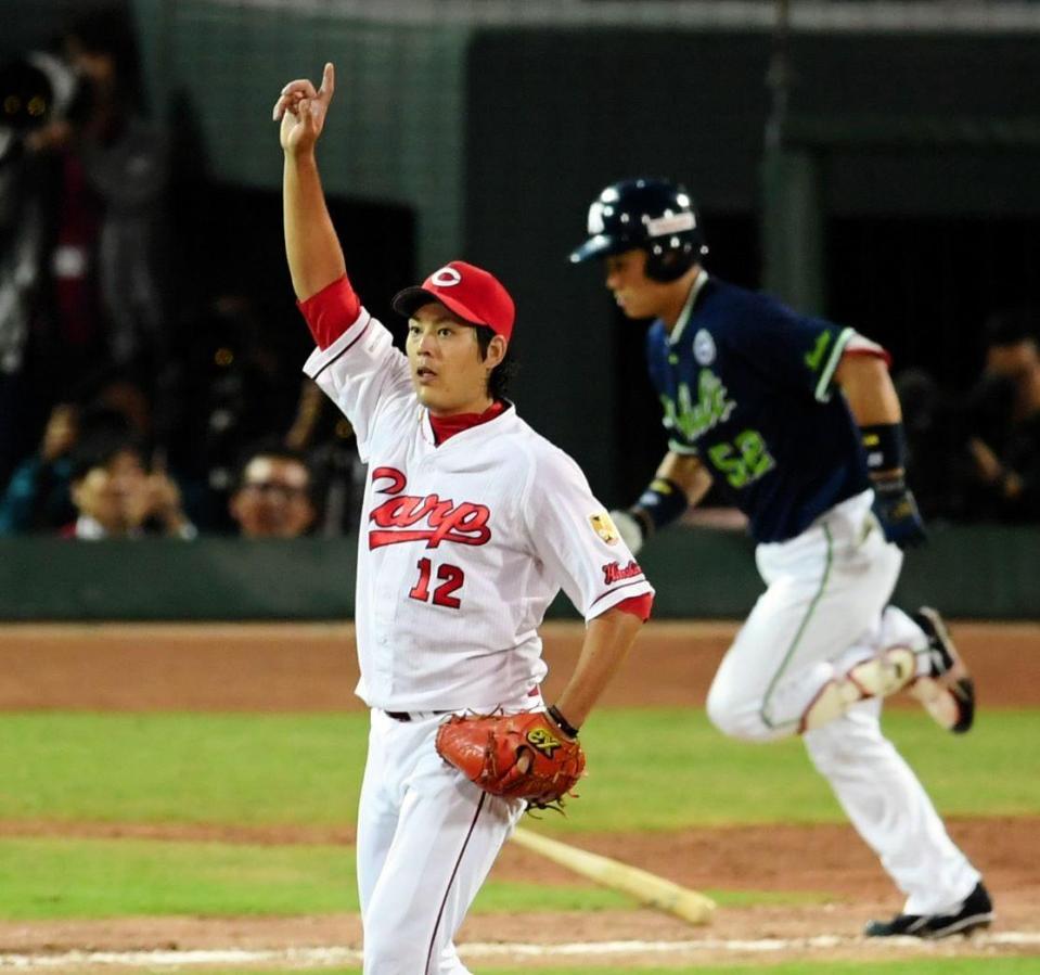 ３回ヤクルト１死、ヤクルト・中村悠平を二飛に打ち取る広島・九里＝マツダスタジアム（撮影・田中太一）