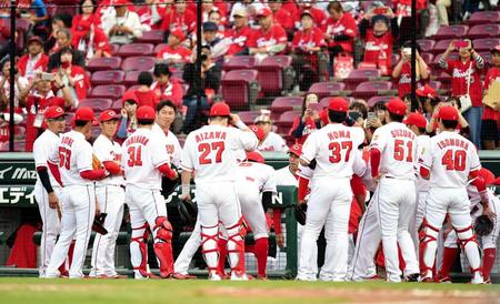 　試合前に円陣を組む広島ナイン