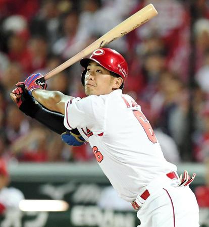 ３回、同点に追いつく犠飛を放つ安部