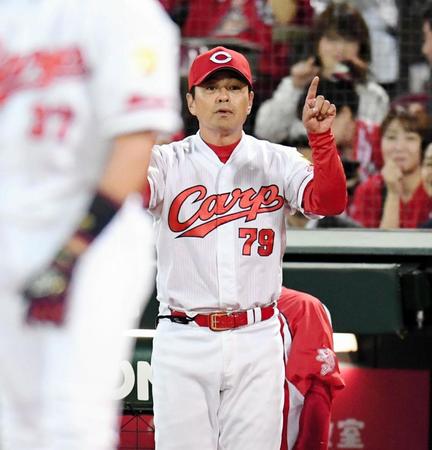 ３回、田中の二盗アウトの判定にリクエストする広島・緒方監督