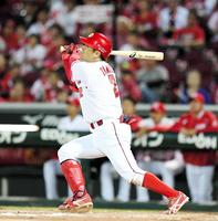 ４回、勝ち越し犠飛を放つ田中