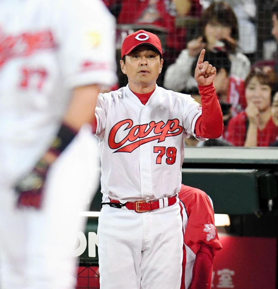 ３回、田中の二盗アウトの判定にリクエストする広島・緒方監督