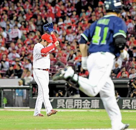 　５回、雄平（手前）に勝ち越し３ランを打たれ肩を落とす野村（撮影・飯室逸平）