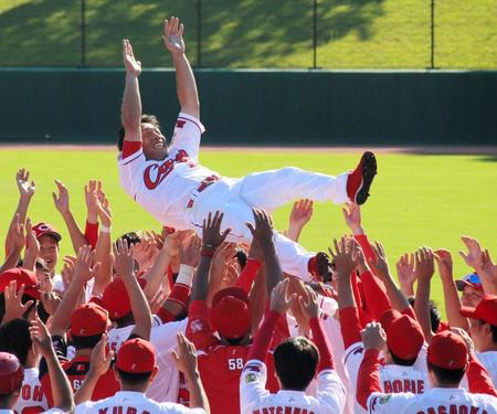 ウエスタンリーグ最終日、今季限りで現役引退を表明した天谷は、チームメートの手で胴上げされる