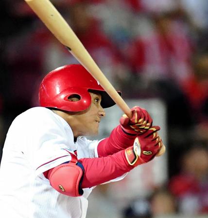 ３回広島、無死一、二塁、走者一掃の２点タイムリー三塁打を放つ広島・田中＝マツダスタジアム（撮影・飯室逸平）