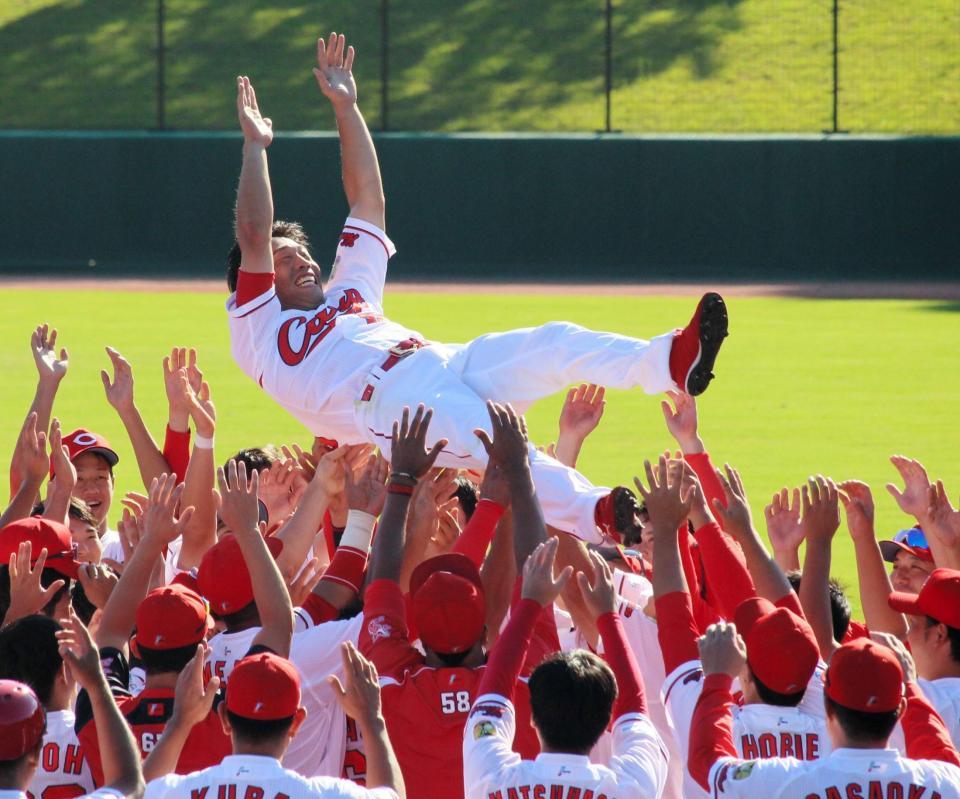 ウエスタンリーグ最終日、今季限りで現役引退を表明した天谷は、チームメートの手で胴上げされる