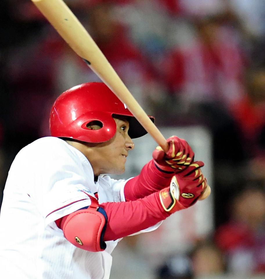 ３回広島、無死一、二塁、走者一掃の２点タイムリー三塁打を放つ広島・田中＝マツダスタジアム（撮影・飯室逸平）