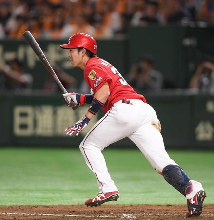 ５回広島１死一、三塁、中前適時打を放つ広島・野間峻祥＝東京ドーム（撮影・金田祐二）