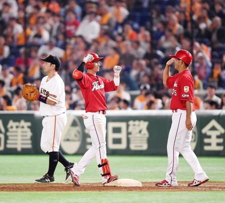 　９回、勝ち越し打を放ち喜ぶ西川（中央）＝撮影・金田祐二