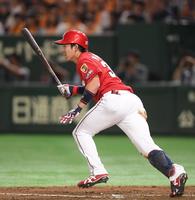 ５回広島１死一、三塁、中前適時打を放つ広島・野間峻祥＝東京ドーム（撮影・金田祐二）