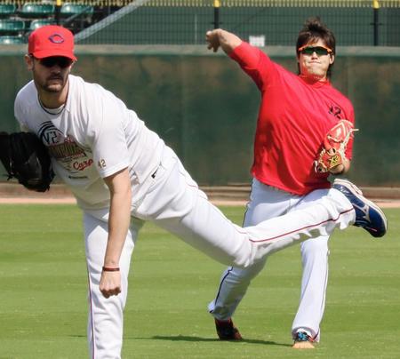 投手指名練習に参加しキャッチボールをする九里（右）とジョンソン