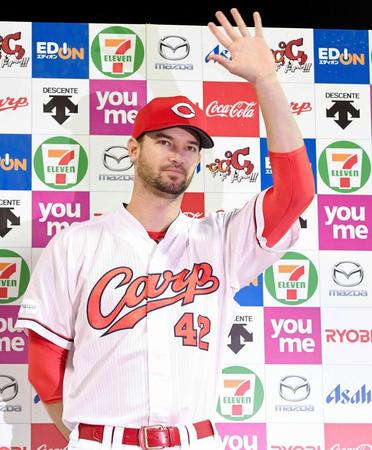 スタンドの歓声に手を振って応える広島・ジョンソン＝マツダスタジアム（撮影・飯室逸平）