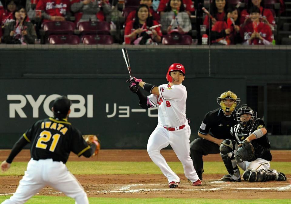 ６回広島２死、好投を続ける阪神・岩田稔（手前）から先制のソロを放つ広島・丸佳浩＝マツダスタジアム（撮影・高部洋祐）