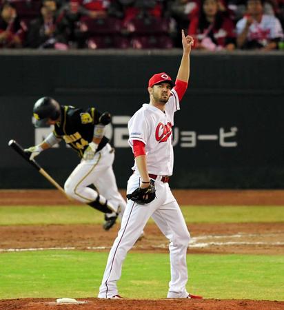 　７回、梅野を打ち取り打球を指さすジョンソン（撮影・高部洋祐）