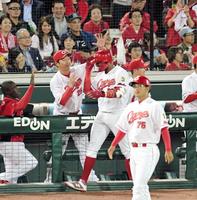 　５回、同点２ランを放ち新井から祝福されるメヒア（撮影・飯室逸平）